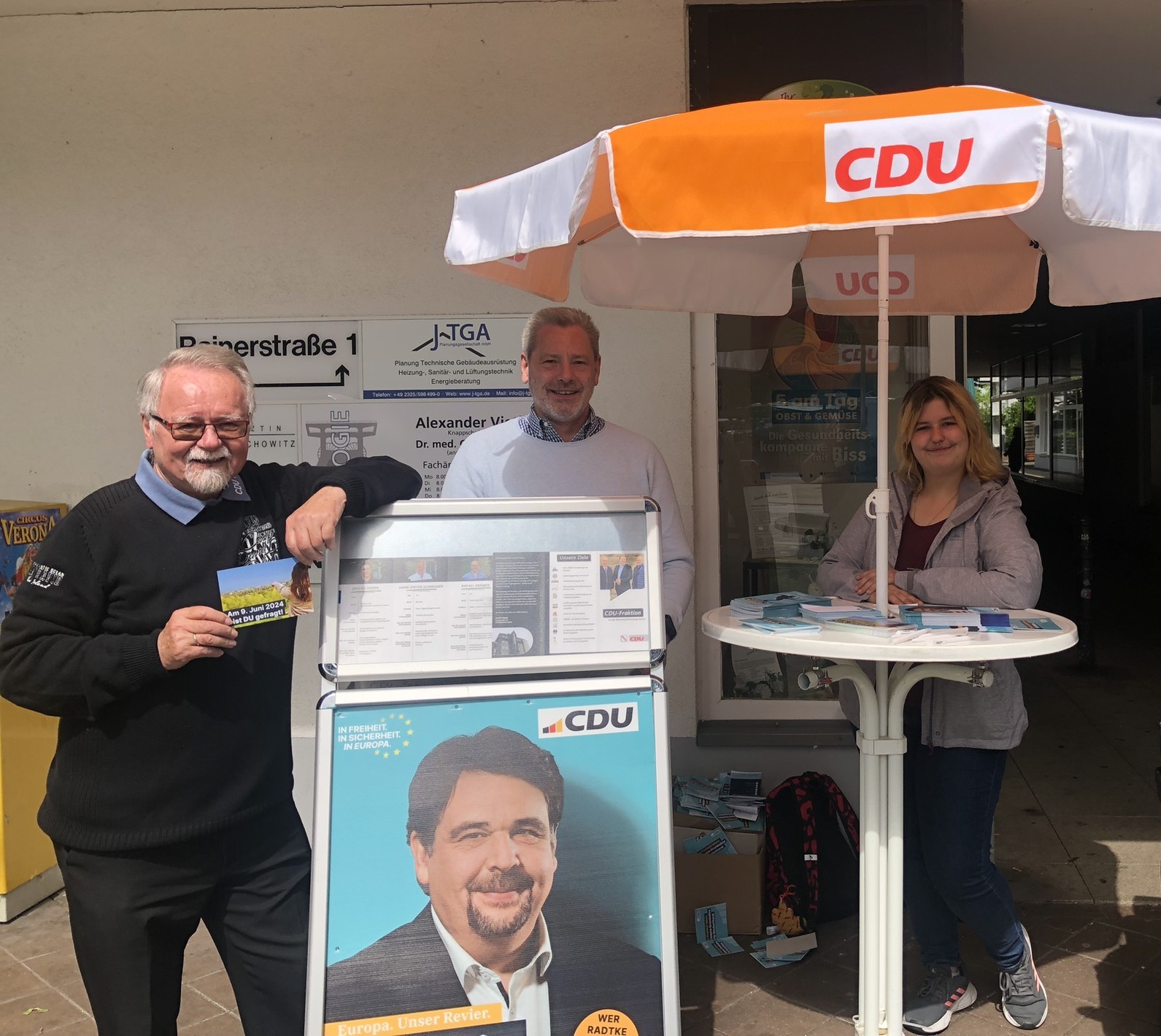 Werner Altenwerth, Andreas Barzik und Lea Sobecki im Einsatz fr unseren Kandidaten Dennis Radtke 