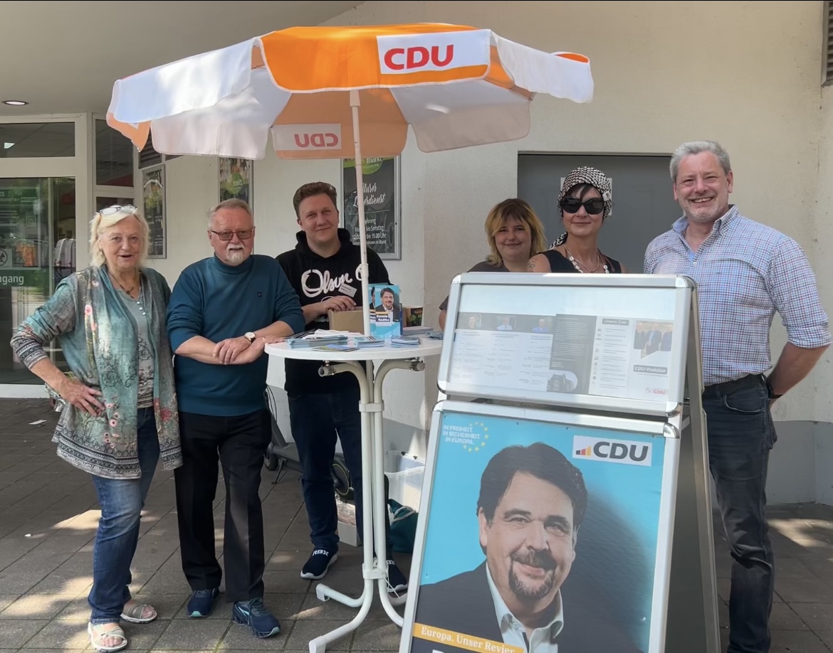 Unser Team in Eickel hochmotiviert im Einsatz fr unseren Kandidaten Dennis Radtke!
Margit Ebbert, Werner Altenwerth, Jascha Hoppe, Lea Sobecki, Daniela Spengler und Andreas Barzik (v.l.n.r.)