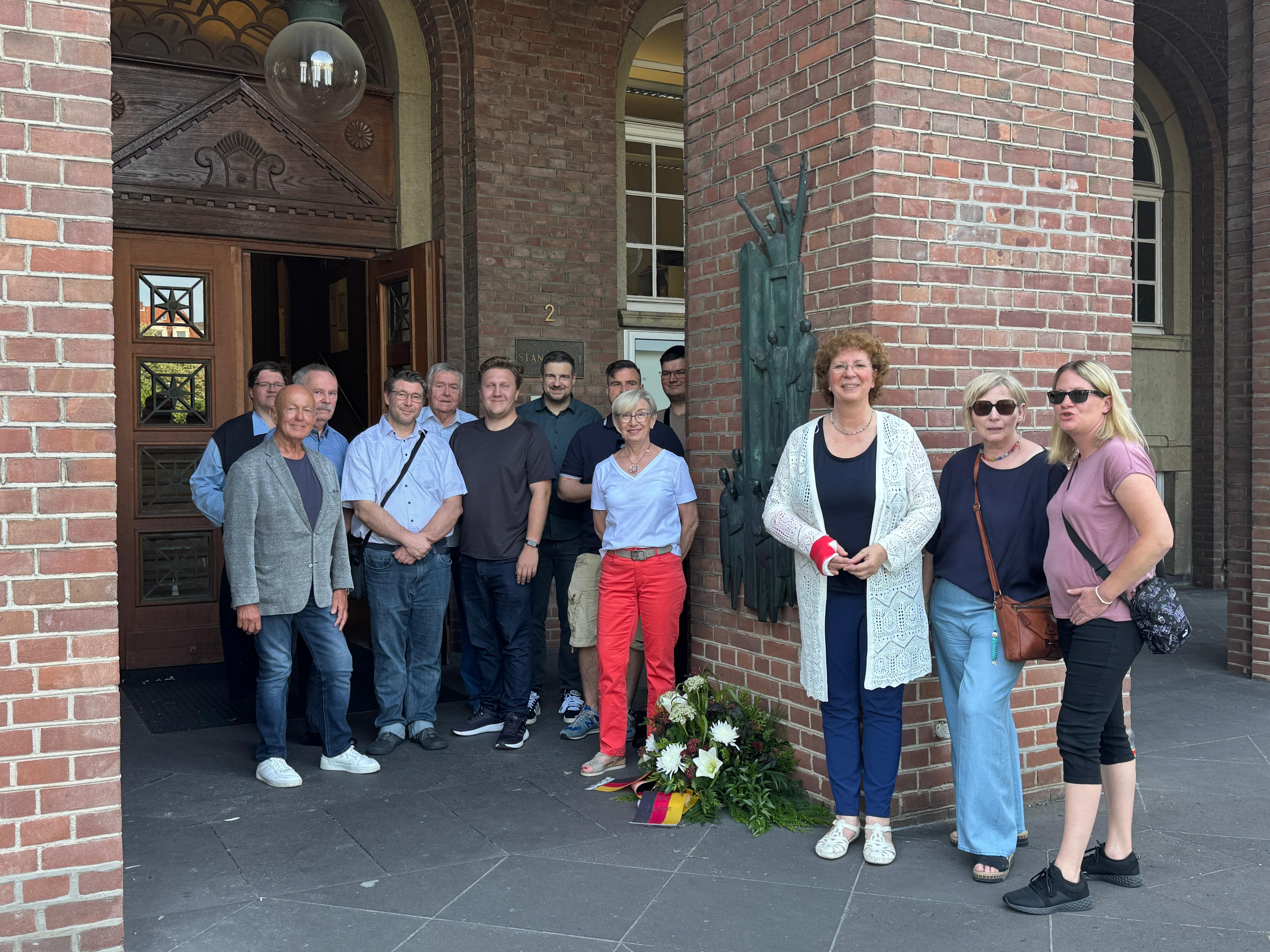 Aufnahme nach der Kranzniederlegung am Herner Rathaus