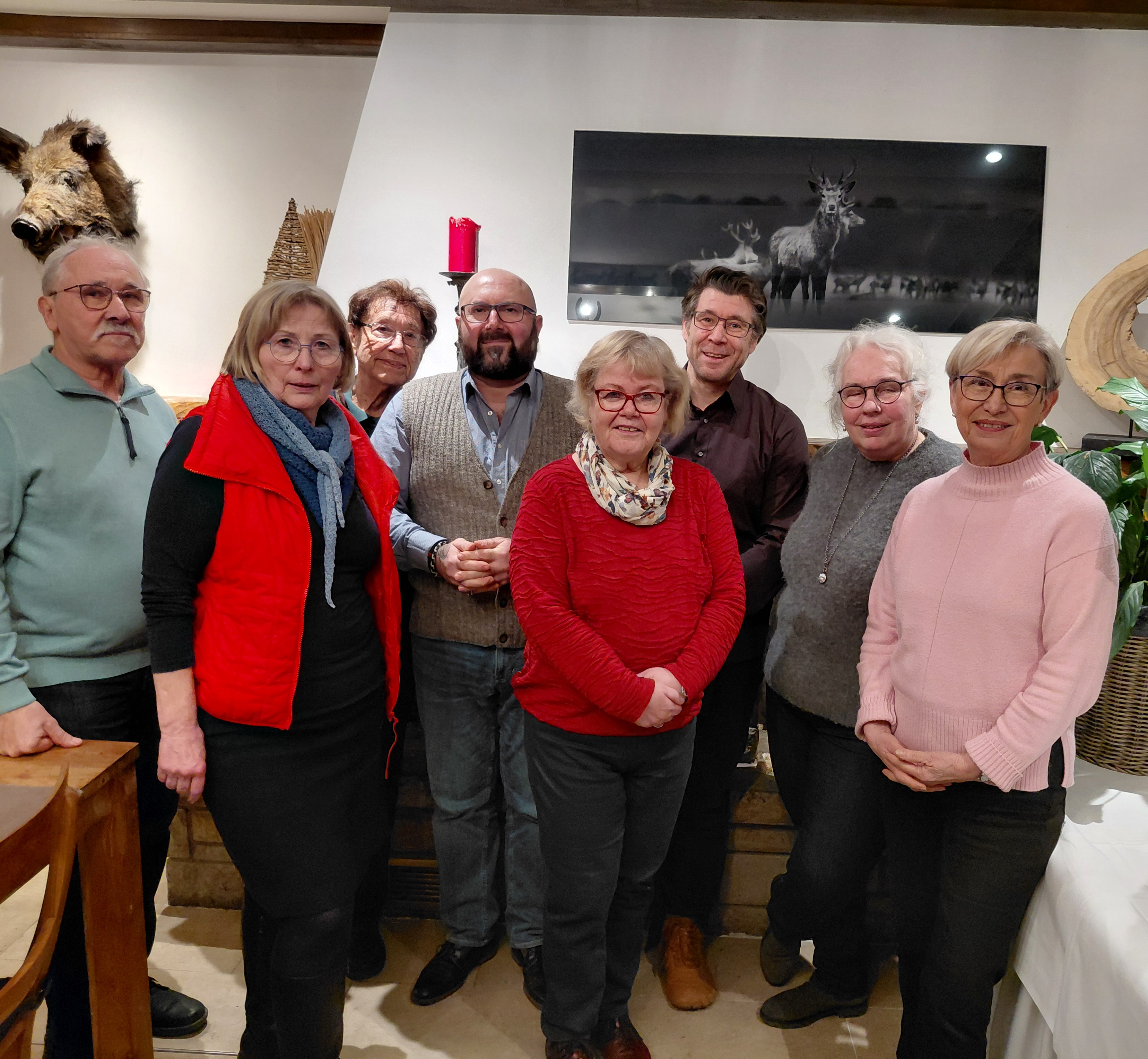 Der Vorstand freut sich auf die Zusammenarbeit.
Die neue Vorsitzende Angelika Groß (links im Bild) mit ihrem frisch gewählten Team am Wahlabend des 20. Februars 2026 im Haus Galland. Der Vorstand freut sich auf die Zusammenarbeit.
Die neue Vorsitzende Angelika Groß (links im Bild) mit ihrem frisch gewählten Team am Wahlabend des 20. Februars 2026 im Haus Galland.