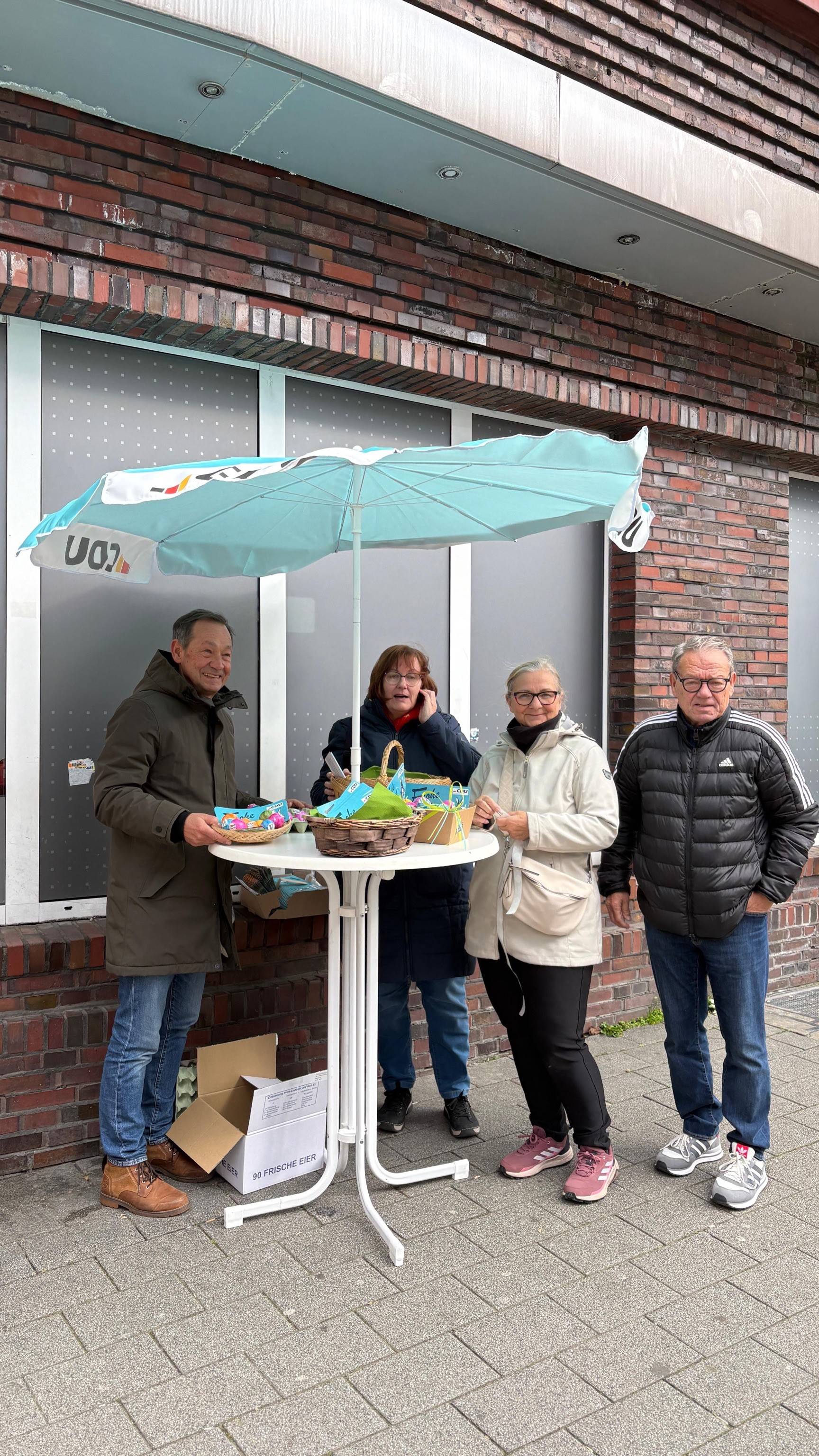 Frank Droste, Andrea Sobert, Andrea Oehler und Hannes Oehler bei der Aktion in der Innenstadt Frank Droste, Andrea Sobert, Andrea Oehler und Hannes Oehler bei der Aktion in der Innenstadt